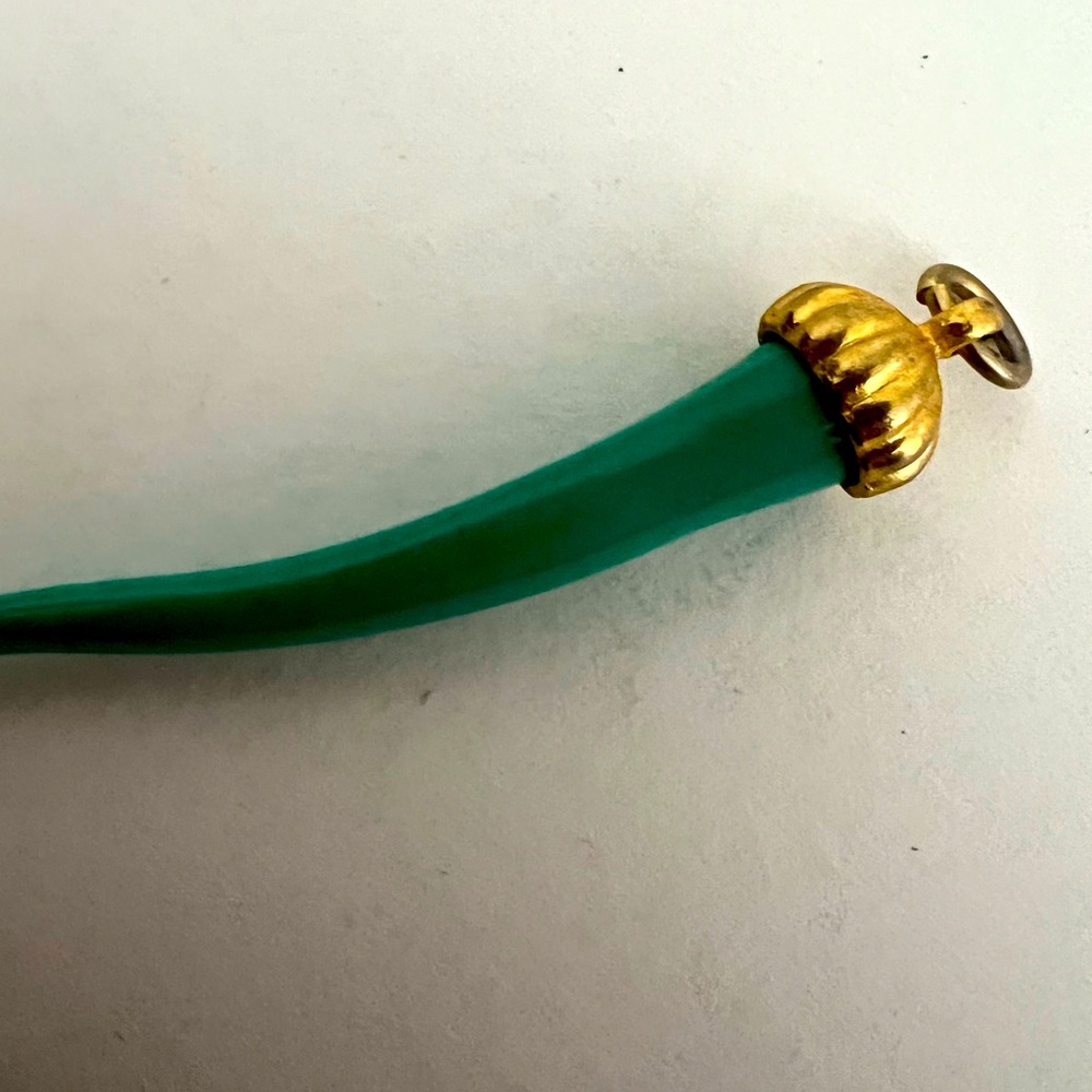 Elegant Green Horn and Gold Pendant. - Picture 2 of 3